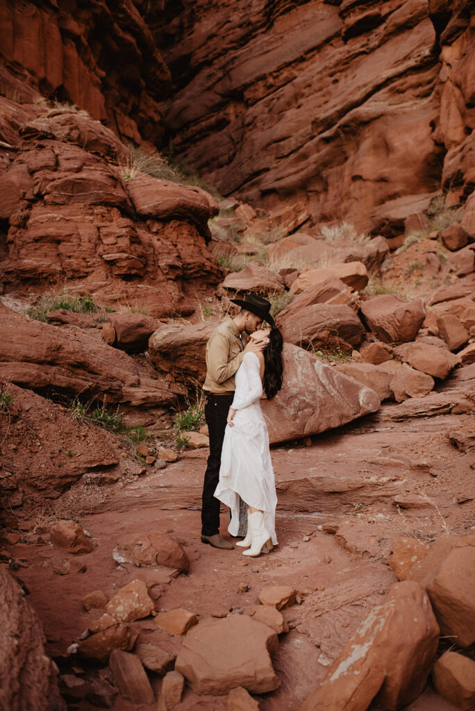 Utah elopement photographer captures couple in Moab after Moab elopement planning