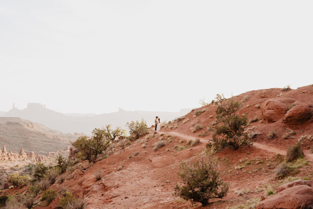 Utah elopement photographer captures red rock in Moab